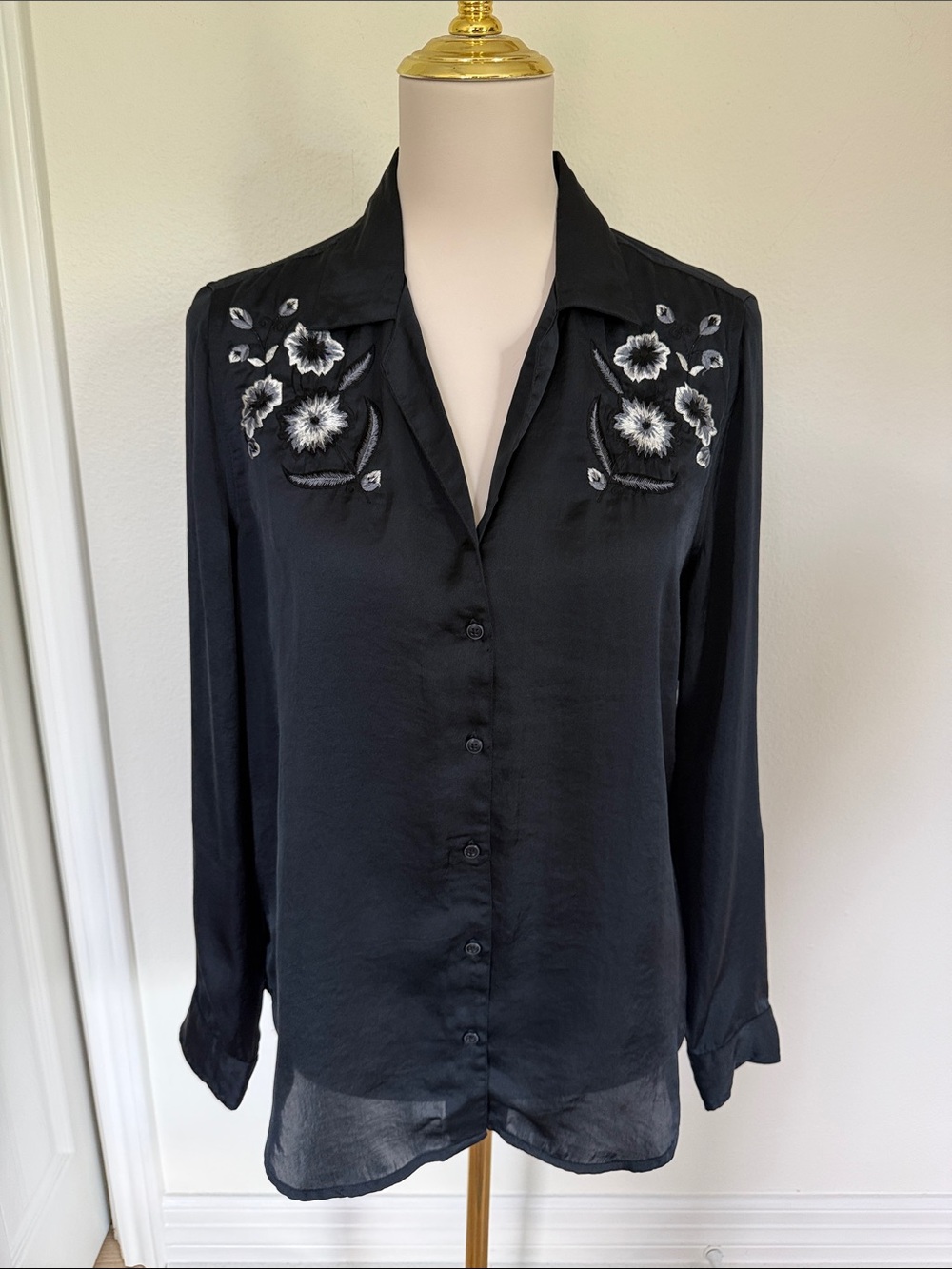Lucky Brand Black Button-Down Shirt with White Floral Embroidery size Medium